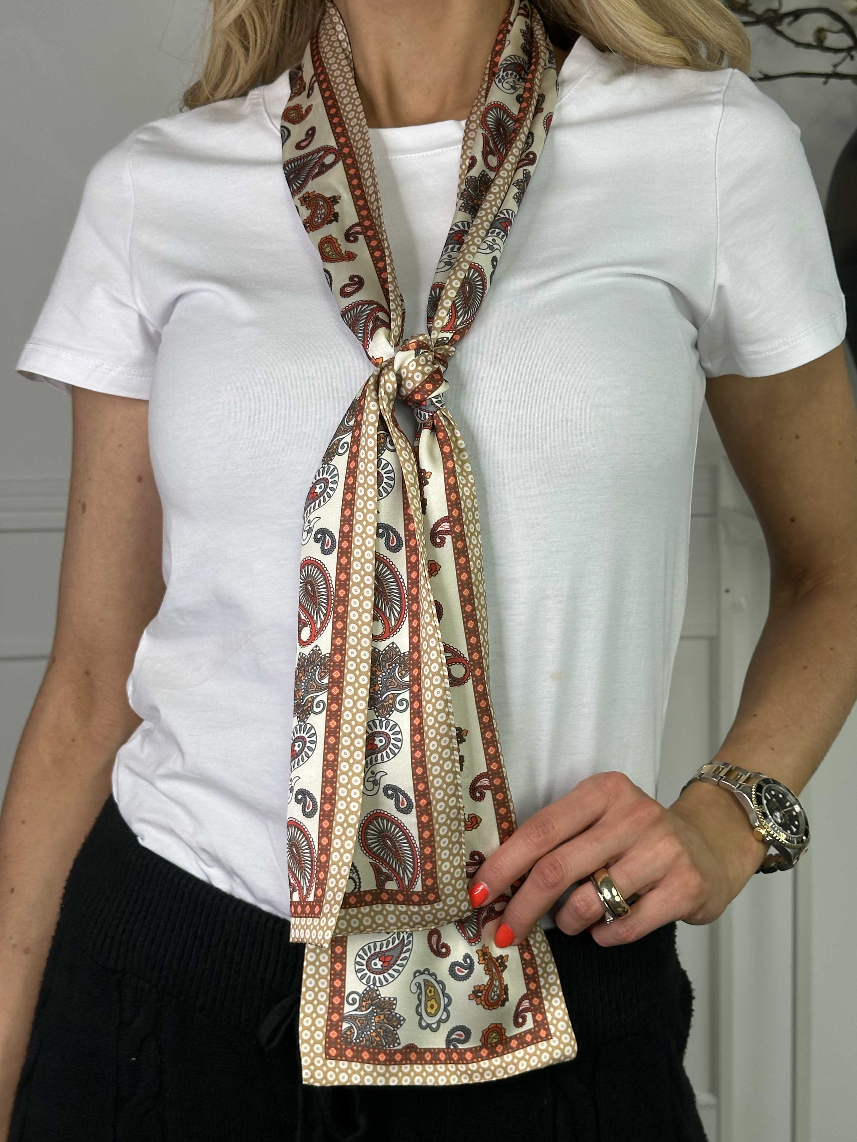 Carina - Smalmönstrad scarf i sidenlook